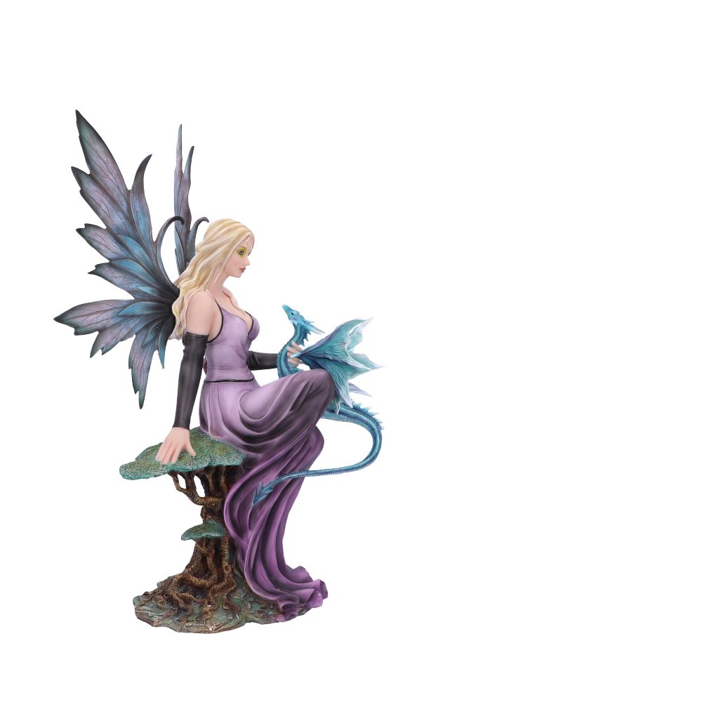 Fée Elvie de 56 cm, une création enchanteur de Nemesis Now, vêtue d'une robe violette avec des ailes inspirées des fleurs.