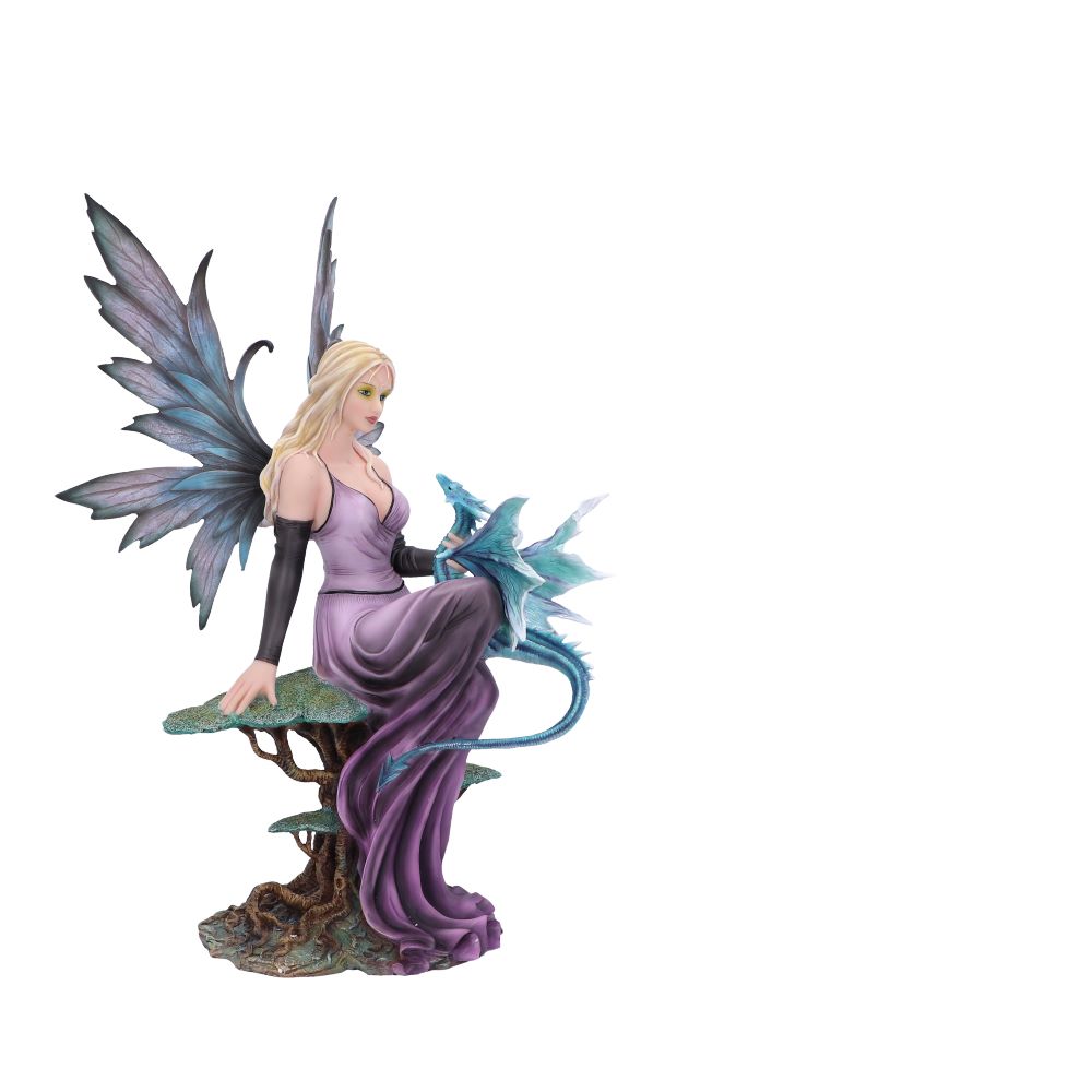 Fée Elvie 56cm, sculpture fascinante de la marque Nemesis Now, représentant une fée du printemps avec une robe violette fluide et des ailes de fleurs.