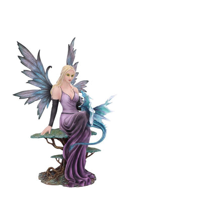 Détail captivant de la Fée Elvie de Nemesis Now, tenant un jeune dragon turquoise dans ses bras, symbole de magie et d'harmonie.