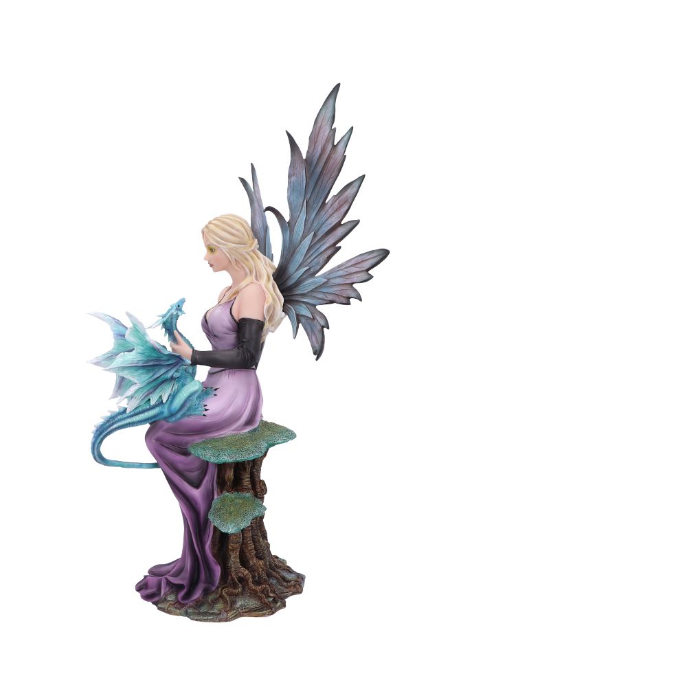 Fée Elvie 56cm, une œuvre délicate de Nemesis Now, symbolisant l'harmonie printanière avec des couleurs vibrantes et une présence féérique.