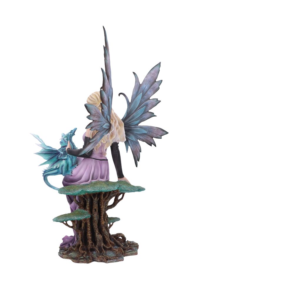 Vue complète de la Fée Elvie de 56 cm de Nemesis Now, évoquant un sanctuaire féérique avec son élégante silhouette.