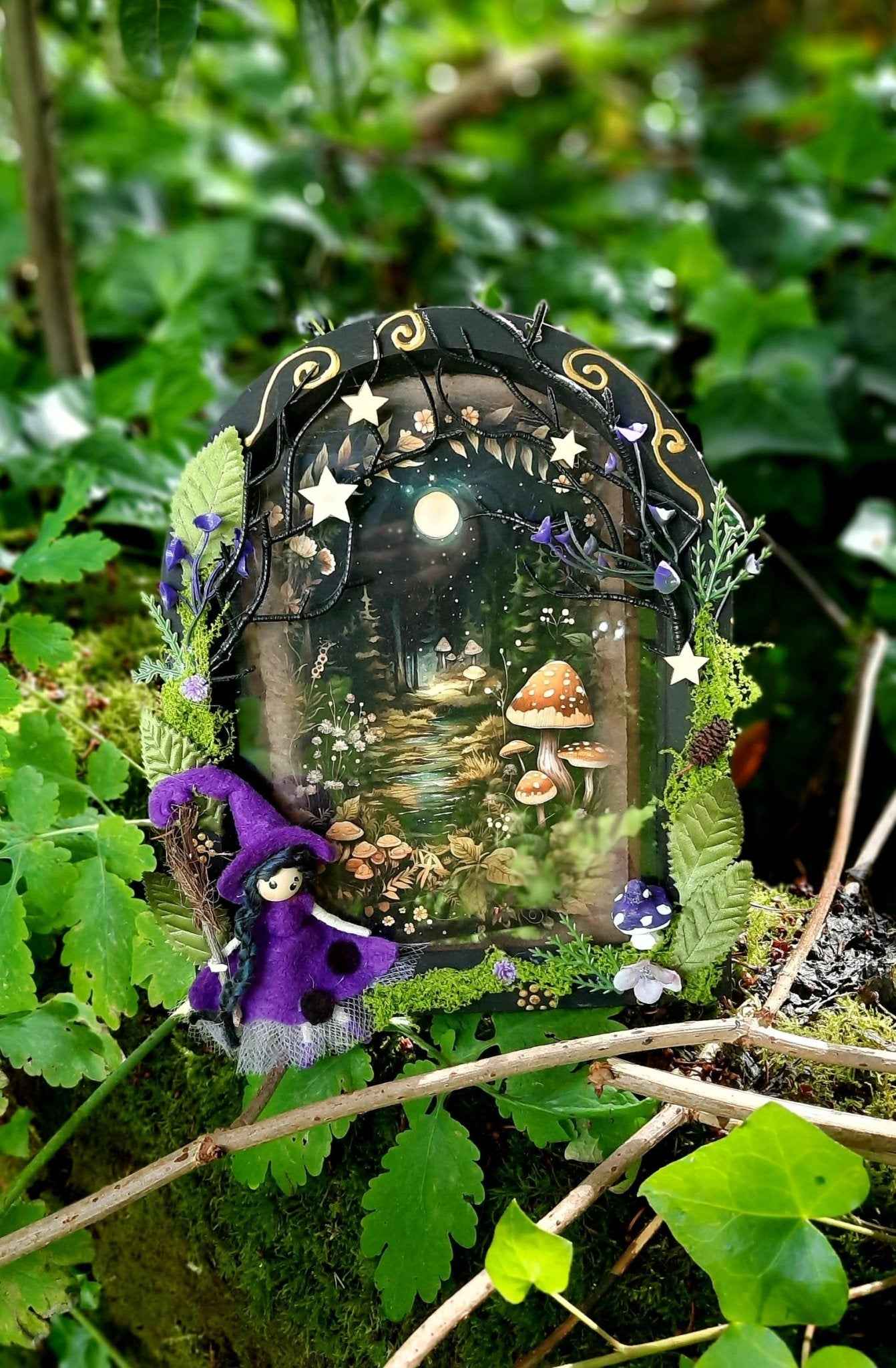 Cadre féerique en bois avec figurines de fées de La Fée Bidouille - Une pièce unique et fantastique qui ajoute une touche magique à votre intérieur.