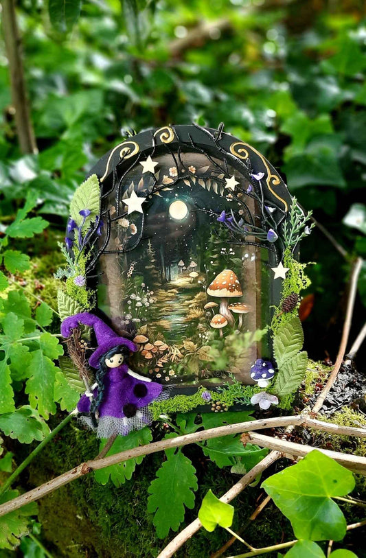 Cadre féerique en bois avec figurines de fées de La Fée Bidouille - Une pièce unique et fantastique qui ajoute une touche magique à votre intérieur.