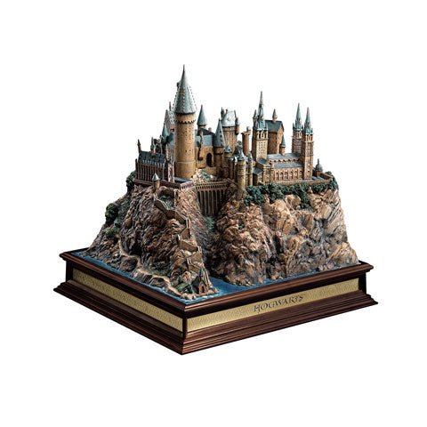 Sculture fascinante du Chateau Poudlard par Noble Collection, représentant le célèbre château magique dans toute sa splendeur.