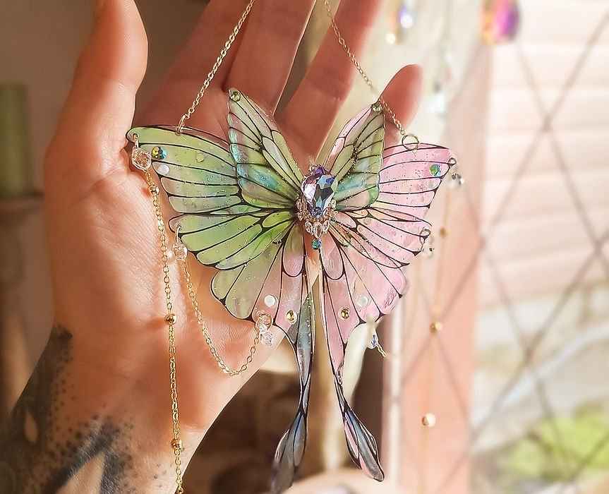 Miniature Chêne Sacré de Faërie, capturant la lumière du soleil et embellissant votre intérieur avec des reflets enchanteurs et des cristaux Swarovski.