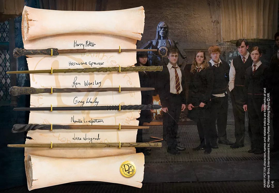 Collection de baguettes de l'Armée de Dumbledore de Harry Potter par Noble Collection, mettant en valeur des baguettes emblématiques dans un support élégant en forme de parchemin.