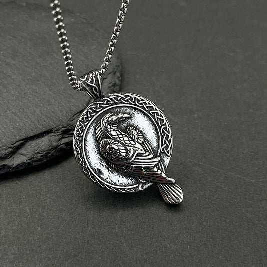Collier à pendentif corbeau celtique vintage hip hop de GemMeet, un bijou captivant mêlant élégance et mystère, idéal pour un style audacieux.