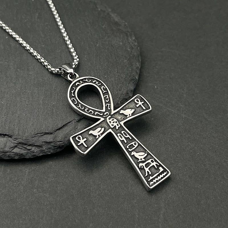 Portrait du collier à pendentif Ankh égyptienne, un bijou unique de GemMeet, parfait pour un style vintage.