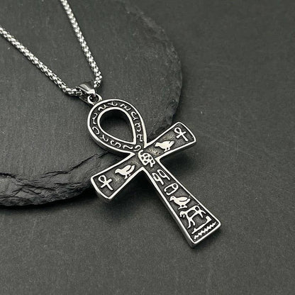 Portrait du collier à pendentif Ankh égyptienne, un bijou unique de GemMeet, parfait pour un style vintage.