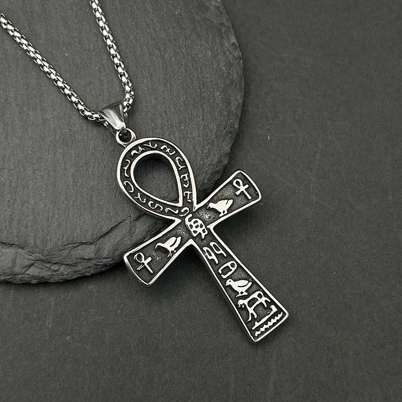 Détail du pendentif croix Ankh égyptienne sur le collier Hip Hop Vintage de GemMeet, symbole de vie éternelle.