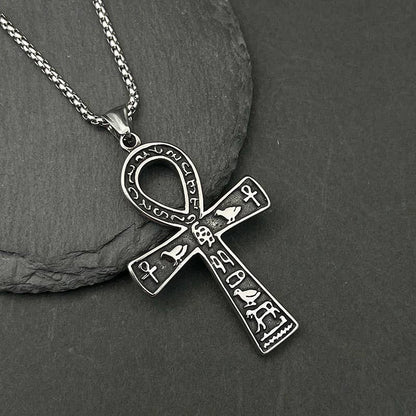 Détail du pendentif croix Ankh égyptienne sur le collier Hip Hop Vintage de GemMeet, symbole de vie éternelle.