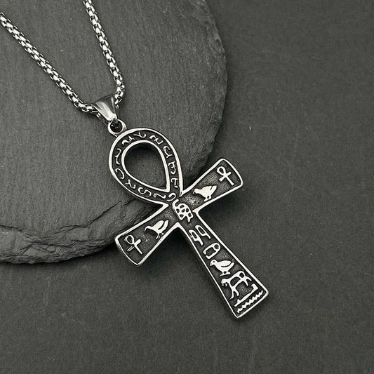 Détail du pendentif croix Ankh égyptienne sur le collier Hip Hop Vintage de GemMeet, symbole de vie éternelle.