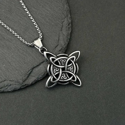 Modèle du collier à pendentif en forme de nœud celtique nordique viking de GemMeet, symbole de force et d'héritage.