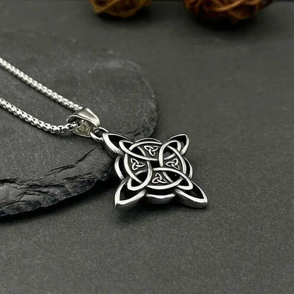 Vue artistique du collier à pendentif en forme de nœud celtique nordique viking de GemMeet - Alliant tradition et modernité.