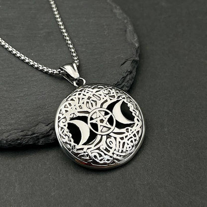 Collier à pendentif rétro Hip-Hop Hollow Star Moon Tree of Life de GemMeet, mettant en valeur un design élégant avec des motifs de lune et d'étoiles.