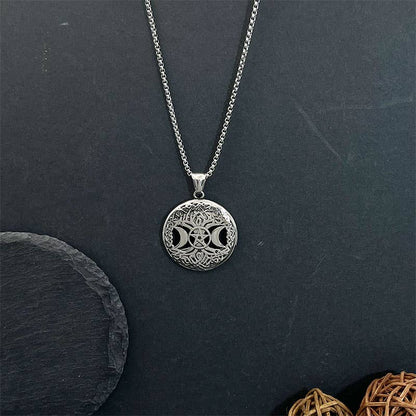 Vue d'ensemble du collier à pendentif rétro Hip-Hop Hollow Star Moon Tree of Life de GemMeet porté sur une tenue stylée, ajoutant une touche unique et audacieuse.