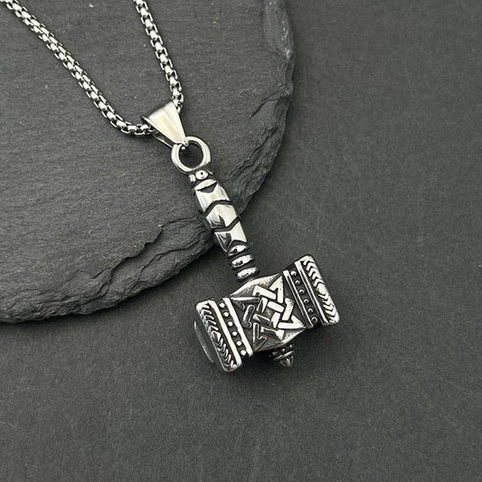 Collier à pendentif rétro Viking Thor avec pendentif en forme de marteau de GemMeet, un bijou captivant qui évoque la mythologie nordique et le pouvoir de Thor.