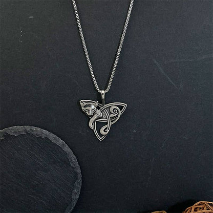 Détail du pendentif en nœud celtique sur le collier vintage GemMeet, symbole d'éternité et d'interconnexion allié à un design moderne.