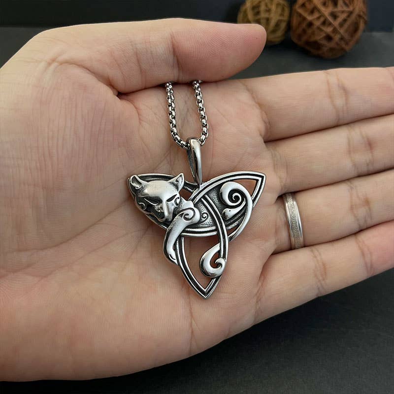 Détails du collier vintage avec pendentif nœud celtique Hip Hop Viking de GemMeet, fabriqué en acier inoxydable pour un style durable et captivant.