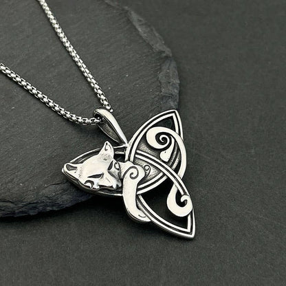 Collier à pendentif vintage en forme de nœud celtique par GemMeet, une fusion audacieuse d'élégance inspirée par les cultures Hip Hop et Viking.