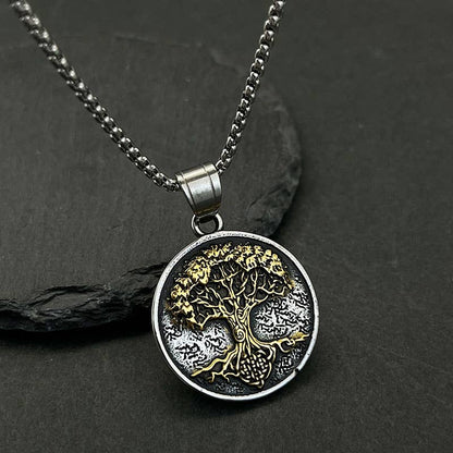 Vue détaillée du collier à pendentif vintage Viking Arbre de vie de GemMeet, mettant en avant sa finition en métal argenté.