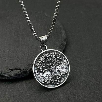 Vue complète du collier à pendentif vintage Viking Arbre de vie de GemMeet, une pièce intemporelle qui attire tous les regards.