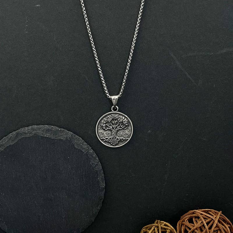 Collier à pendentif vintage Viking Arbre de vie de GemMeet, révélant un design élégant en acier inoxydable.