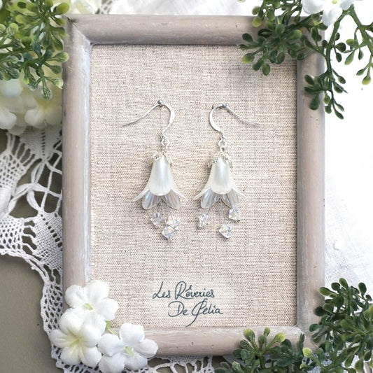 MIRANA - Boucles d'oreilles fleurs blanches nacrées