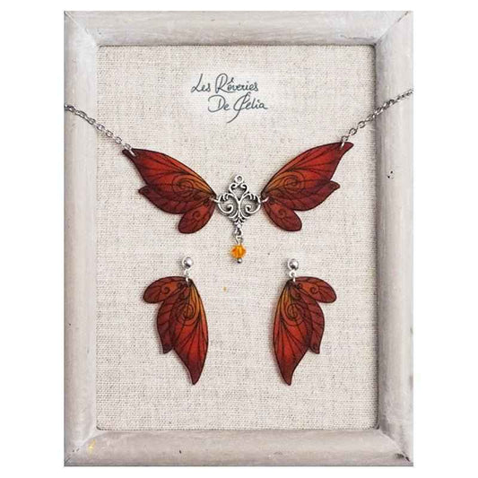 Collier Aldéra et boucles d'oreilles ailes de fée rouge par Les Rêveries de Célia, ornés de cristaux Swarovski, évoquant la magie et l'élégance.