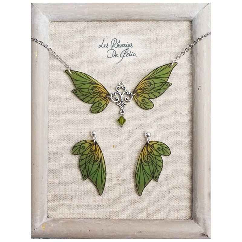 Collier Aldéra et boucles d'oreilles ailes de fée vert mat de Les Rêveries de Célia, un bijou féérique avec perles Swarovski, parfait pour sublimer votre style.