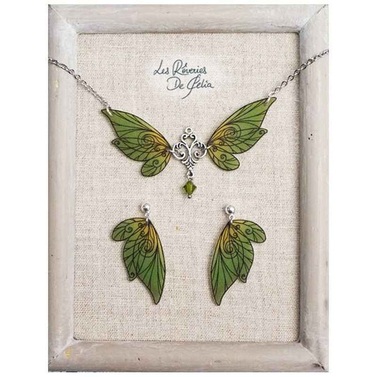 Collier Aldéra et boucles d'oreilles ailes de fée vert mat de Les Rêveries de Célia, un bijou féérique avec perles Swarovski, parfait pour sublimer votre style.