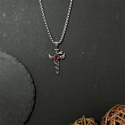 Détails minutieux du Collier Angel Sword pour homme de GemMeet, symbole de courage et d'élégance, avec design inspiré de l'épée angélique.