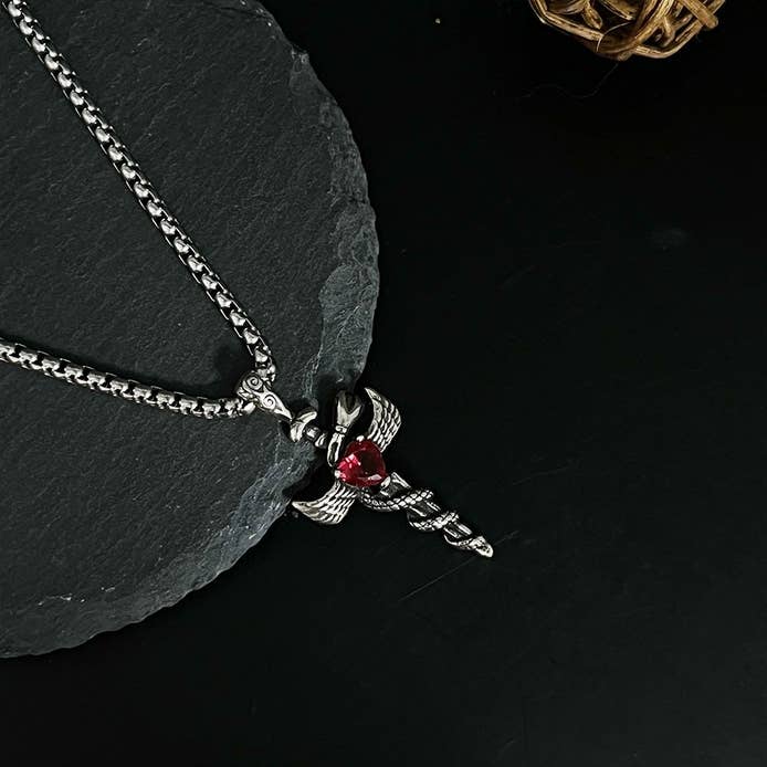 Zoom sur le Collier Angel Sword pour homme de GemMeet, mettant en valeur sa qualité AAAAA et son design captivant.