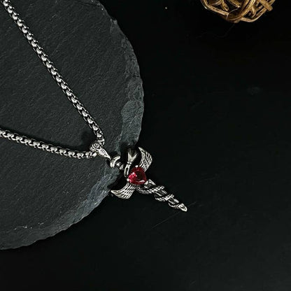 Zoom sur le Collier Angel Sword pour homme de GemMeet, mettant en valeur sa qualité AAAAA et son design captivant.