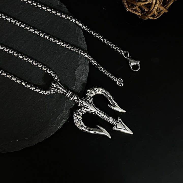 Collier Aquaman Trident pour homme de GemMeet, 55 cm de mystère et d'élégance, parfait pour toutes les occasions.