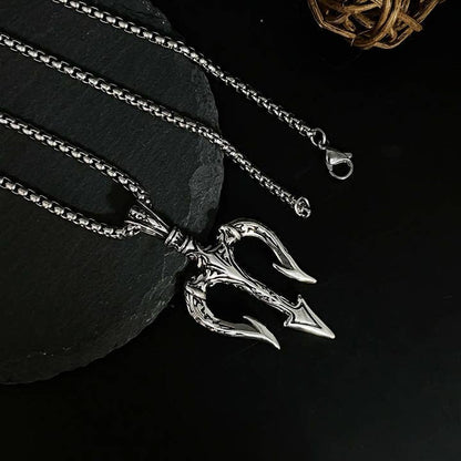 Collier Aquaman Trident pour homme de GemMeet, 55 cm de mystère et d'élégance, parfait pour toutes les occasions.