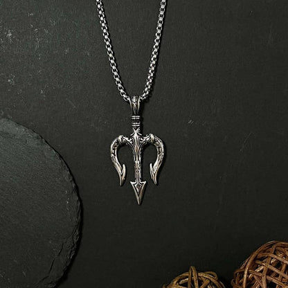 Détails raffinés du Collier Aquaman Trident pour homme de GemMeet, conçu en cuivre plaqué de qualité supérieure AAAAA.