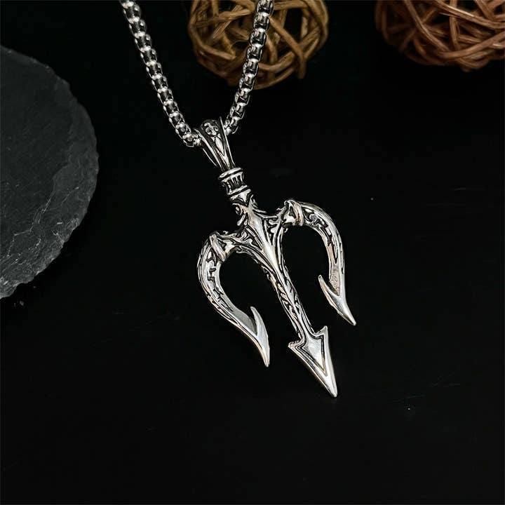 Collier Aquaman Trident pour homme de GemMeet, un bijou audacieux inspiré du héros des mers, avec un design marin captivant.