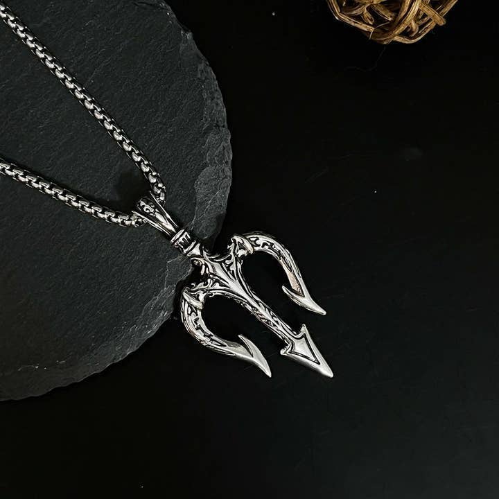 Collier Aquaman Trident porté par un modèle, mettant en valeur le savoir-faire de GemMeet et la passion pour le style heroïque.