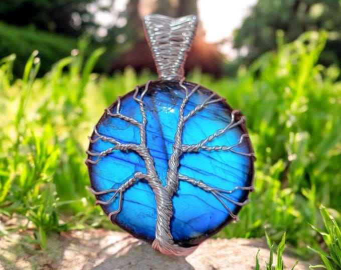 Collier Arbre de Vie en Labradorite bleu, bijou élégant de Etsy, symbole de protection et sérénité.