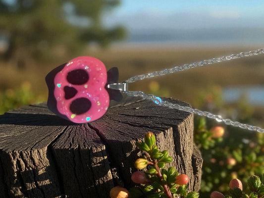 Collier artisanal pomme empoisonnée blanche neige ou fantome par Jessica Deelyah, un bijou unique inspiré des contes de fées, révélant mystère et élégance.