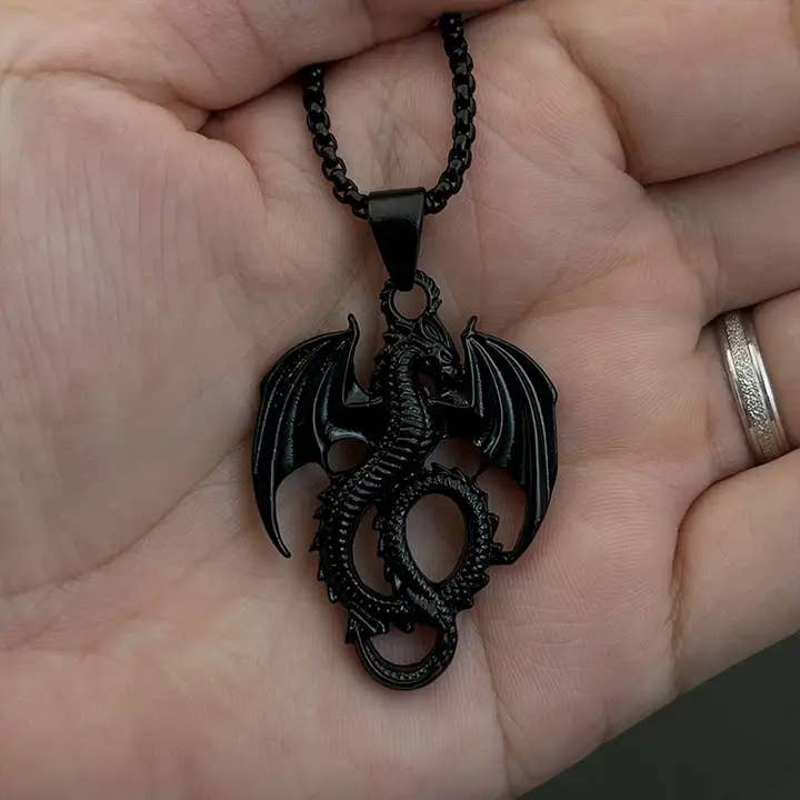 Détails artistiques du collier avec pendentif en forme de ptérosaure noir pour homme, fabriqué par GemMeet, symbole de force ancestrale.