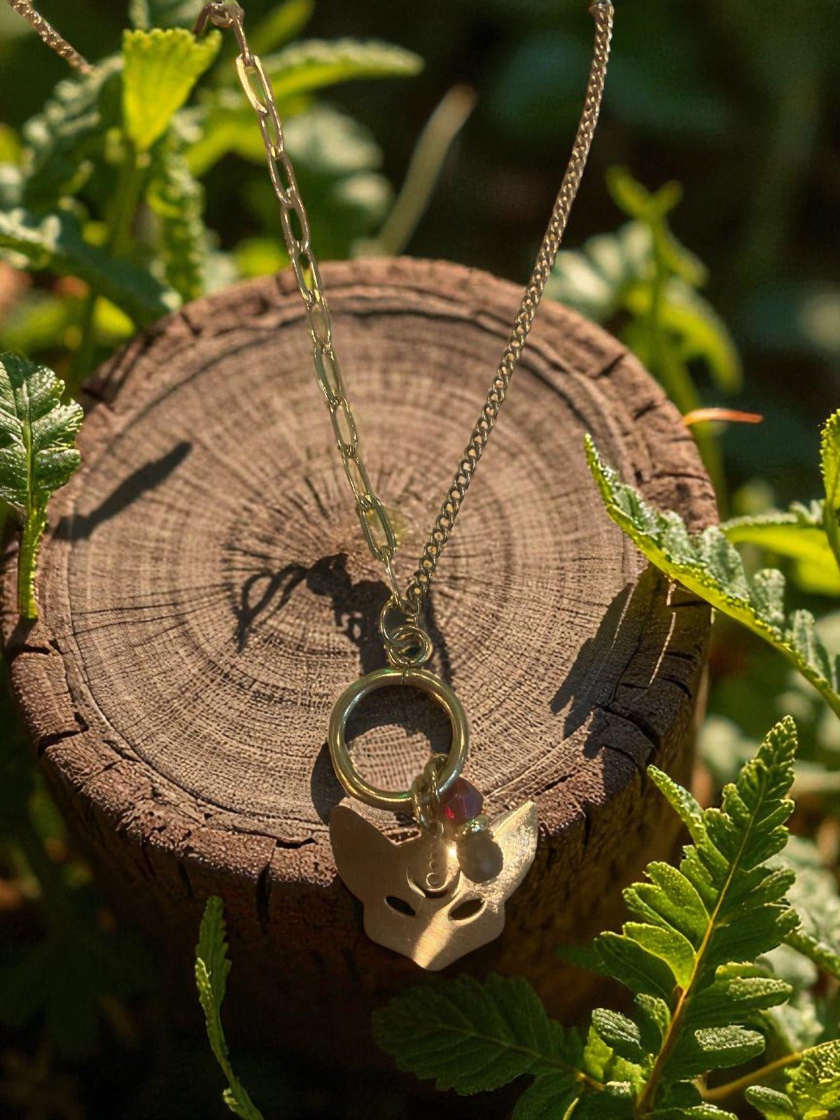 Collier chat ciselé et cristal de Jessica Deelyah, un bijou élégant et unique qui capte la lumière avec des contours finement gravés, parfait pour sublimer toute tenue.