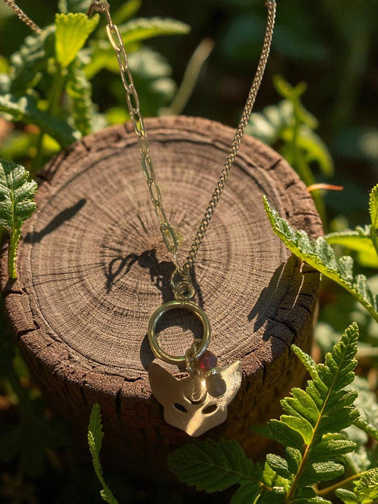 Collier chat ciselé et cristal de Jessica Deelyah, un bijou élégant et unique qui capte la lumière avec des contours finement gravés, parfait pour sublimer toute tenue.