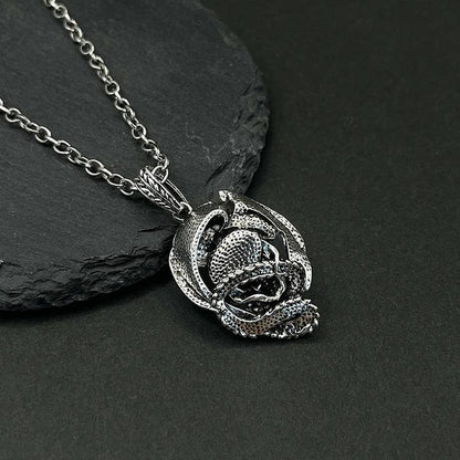 Détails du collier en forme de crâne de dragon viking conçu par GemMeet, illustrant la qualité exceptionnelle de l'alliage et le style unique.