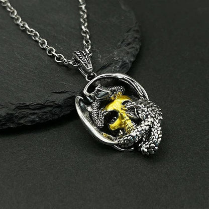 Homme portant le collier en forme de crâne de dragon viking de GemMeet, ajoutant une touche de bravoure à son look quotidien.