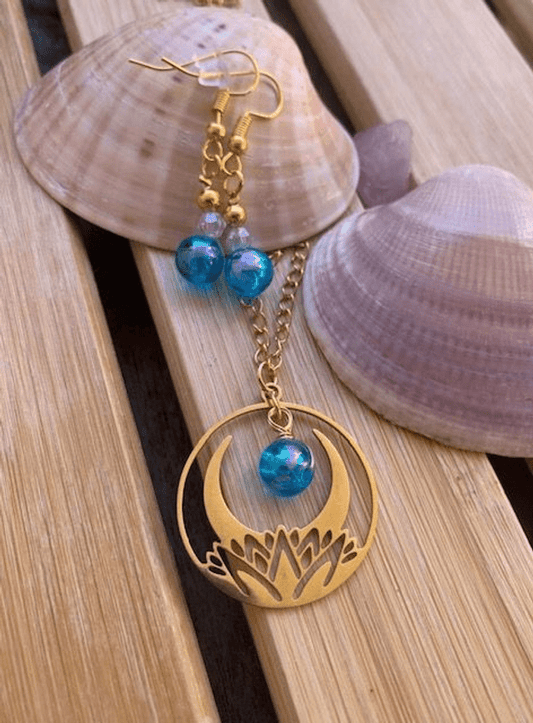 Collier lotus et lune - Bleu holographique AB de Jessica Deelyah, un bijou élégant capturant l'éclat mystique de la lune et la délicatesse du lotus, parfait pour vos tenues.