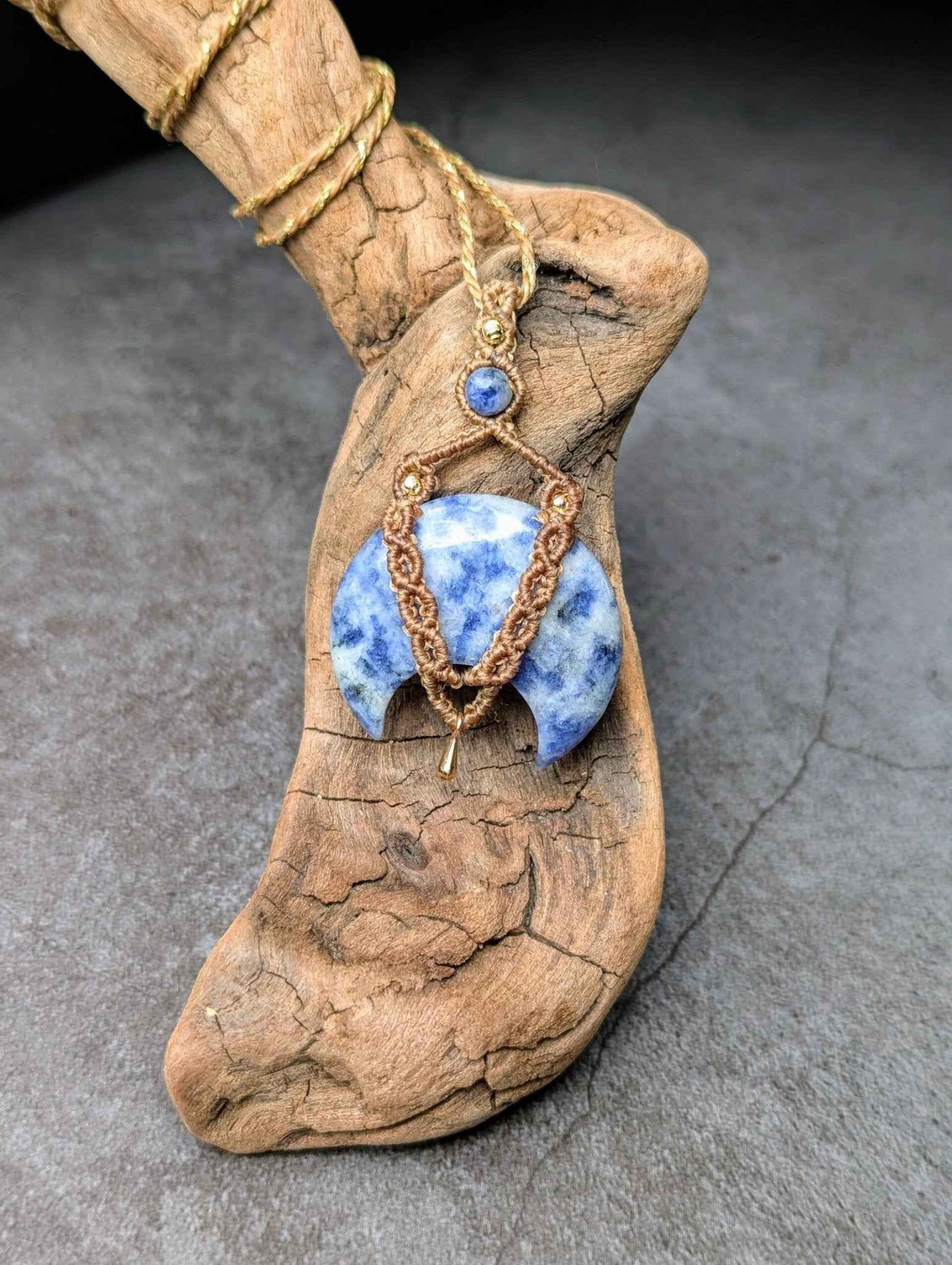 Collier Lune Marron Doré avec Sodalite de Les Fils Ensorcelés, un bijou fait main qui évoque la magie et la sérénité, parfait pour sublimer votre style.