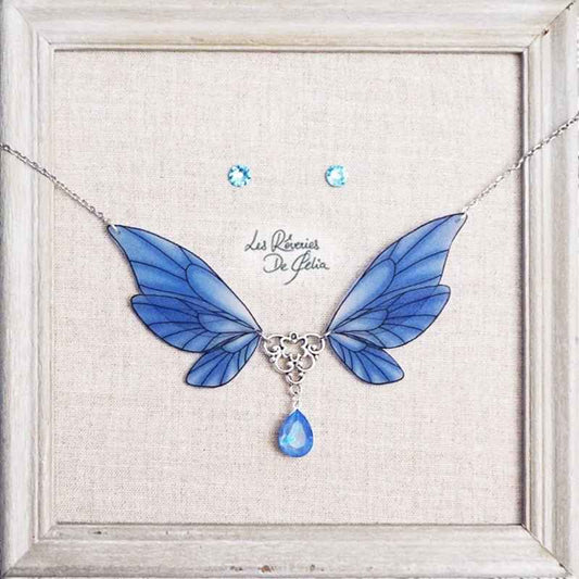 Collier Majestiel et puces d'oreilles bleu clair par Les Rêveries de Célia, un bijou enchanteur avec des ailes de fée et un cristal Swarovski, parfait pour sublimer votre élégance.