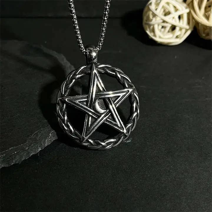 Collier pentagramme de lune en acier inoxydable de GemMeet, un bijou élégant qui évoque la magie des étoiles et des énergies lunaires.